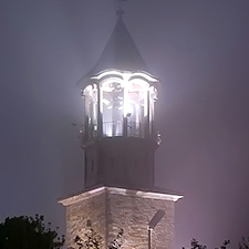 Часовниковата кула на манастира „Св. Св. Петър и Павел” през нощта