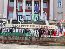 С поклонение, музикална програма и послание за мир…