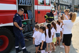 Огнеборците в навечерието на празника си впечатлиха…