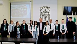 Младежи от ученическия парламент на СУ „М. Райкович“…