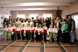 Коледарска дружина от ДГ „Радост“ благословя днес в…