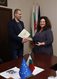 Директорът на лясковското НУ „Цани Гинчев“ с Годишна…