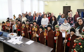 Коледари от СУ „Максим Райкович“ нарекоха здраве и…