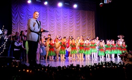 На спектакъл „Тиха нощ, свята нощ“ се радва…